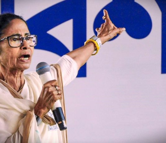 ममता के ‘वोट नहीं तो रिश्ता खत्म’ वाले बयान से गरमाई सियासत, बीजेपी ने किया पलटवार ममता के इमोशनल कार्ड पर सियासत गरम।