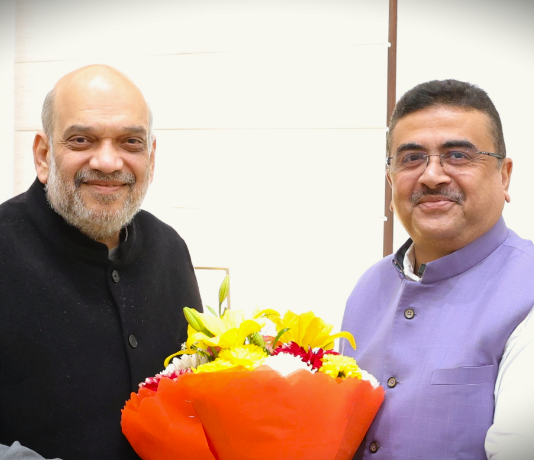 Bengal Chunav: नामांकन, रोड शो और हिंसा से गरमाया माहौल भवानीपुर सीट से बीजेपी नेता सुवेंदु अधिकारी ने अपना नामांकन दाखिल किया।