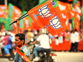 Kerala Elections 2026: प्रचार रोकने के आरोप में BJP के पार्षद, बेटी और भाई पर FIR भाजपा पार्षद सिंधु राजन, उनकी बेटी और भाई के खिलाफ मामला दर्ज।