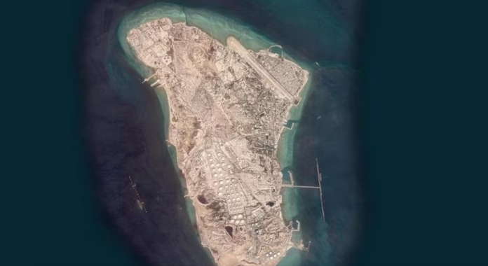 ईरान के सबसे बड़े तेल निर्यात केंद्र Kharg Island पर हुए ताजा हमलों से पूरे पश्चिम एशिया में मचा हलचल। (Photo- Screengrab)