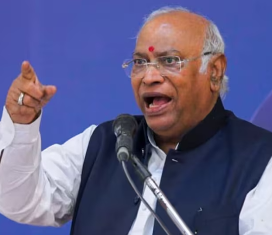 516 से सीधे 816 सीटें? महिला आरक्षण पर ‘जल्दबाजी’ का आरोप, CWC बैठक में खरगे ने सरकार को घेरा CWC बैठक में खरगे ने सरकार को घेरा। | (Photo: ITG)