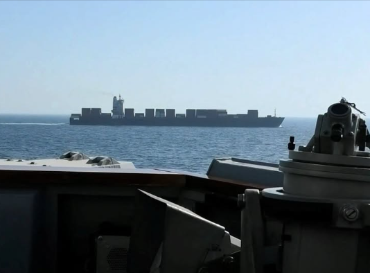 6 घंटे की चेतावनी के बाद एक्शन! अमेरिकी नेवी ने ईरानी जहाज TOUSKA को किया जब्त, बढ़ा ग्लोबल टेंशन अमेरिकी नौसेना ने ईरानी झंडे वाले कार्गो जहाज 'TOUSKA' को बीच समंदर में रोककर अपने कब्जे में ले लिया। Photo Credit: Reuters's facebook post