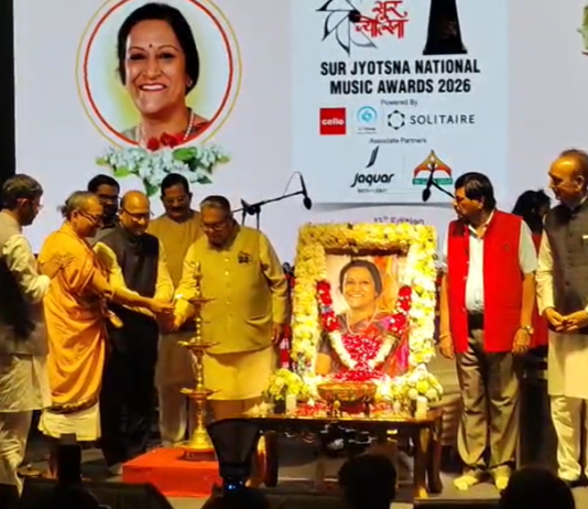 मनोरंजन नहीं, ‘साधना’ है संगीत: डॉ. दर्डा, ‘लोकमत सुर ज्योत्सना नेशनल म्यूजिक अवॉर्ड 2026’ में सजी सुरों की महफिल दीप प्रज्वलित करते लोकमत मीडिया समूह के चेयरमैन डॉ. विजय दर्डा। | Image Source: Naveen Bansal