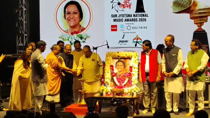 दीप प्रज्वलित करते लोकमत मीडिया समूह के चेयरमैन डॉ. विजय दर्डा। | Image Source: Naveen Bansal