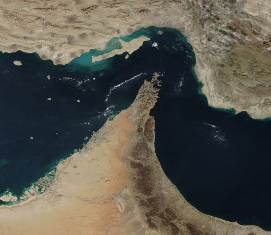 होर्मुज का ‘बायपास’ प्लान! परमाणु धमाकों से नई नहर बनाने का अमेरिकी सुझाव Strait of Hormuz. | Photo: Wikipedia