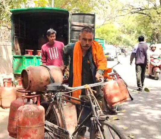 गैस सिलेंडर पर राहत: संकट के बीच सरकार के 2 बड़े फैसलों से आम जनता को सहारा वैश्विक संकट के बीच भारत ने एलपीजी सप्लाई को लेकर बड़ा फैसला लिया है।