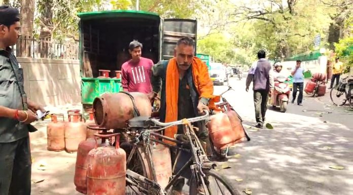वैश्विक संकट के बीच भारत ने एलपीजी सप्लाई को लेकर बड़ा फैसला लिया है। वैश्विक संकट के बीच भारत ने एलपीजी सप्लाई को लेकर बड़ा फैसला लिया है।