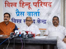 कॉर्पोरेट शुचिता पर VHP की दो टूक; कहा- अब मनमानी नहीं, जवाबदेही तय हो नासिक के चर्चित TCS धर्मांतरण और उत्पीड़न मामले पर विश्व हिंदू परिषद (VHP) ने प्रेस कॉन्फ्रेंस कर अपनी चिंता व्यक्त की। (Photo Credit: Naveen Bansal)