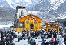 भव्यता में डूबा केदारनाथ धाम, 51 क्विंटल फूलों से सजा मंदिर—कल खुलेंगे कपाट 22 अप्रैल 2026 की सुबह करीब 8 बजे केदारनाथ धाम के कपाट श्रद्धालुओं के लिए खोल दिए जाएंगे।