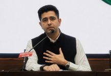 AAP में सियासी भूचाल! राघव चड्ढा समेत 7 सांसदों की बगावत, बीजेपी में विलय से मची हलचल अरविंद केजरीवाल अब अपने मूल सिद्धांतों से भटक चुके हैं... - राघव चड्ढा | Photo Credit: Naveen Bansal