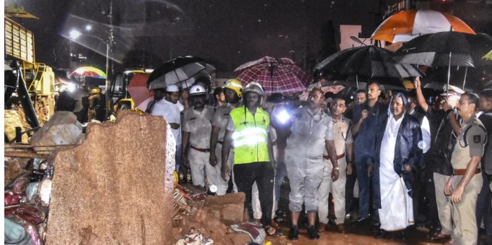 Wall Collapse: घटनास्थल का मौका मुआयना करते कर्नाटक के मुख्यमंत्री सिद्धरमैया। तस्वीर: ANI