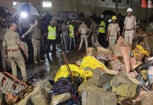 Bengaluru में बारिश का कहर: 7 की मौत Bengaluru Wall Collapse: बॉरिंग एंड लेडी कर्जन अस्पताल की चारदीवारी गिरने से दो बच्चों समेत सात लोगों की मौत से हड़कंप मच गया। मुख्यमंत्री सिद्धारमैया ने मुआवजे का ऐलान किया है और मामले की जांच के आदेश दिए हैं…Photo : PTI