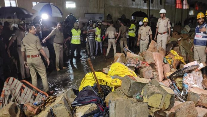 Bengaluru Wall Collapse: बॉरिंग एंड लेडी कर्जन अस्पताल की चारदीवारी गिरने से दो बच्चों समेत सात लोगों की मौत से हड़कंप मच गया। मुख्यमंत्री सिद्धारमैया ने मुआवजे का ऐलान किया है और मामले की जांच के आदेश दिए हैं…Photo : PTI