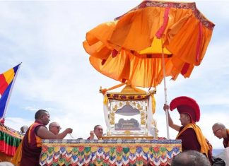 Ladakh में बुद्ध पूर्णिमा उत्सव; ऐतिहासिक पल का गवाह बनेंगे Amit Shah Buddha Purnima पर लद्दाख में आस्था का सैलाब: भारत में पहली बार प्रदर्शनी के लिए पवित्र बुद्ध अवशेष लद्दाख पहुंचे, श्रद्धालु भव्य स्वागत की तैयारी में जुटे ...Photo Credit :DDNews