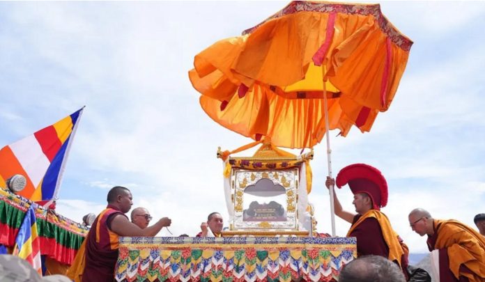 Buddha Purnima पर लद्दाख में आस्था का सैलाब: भारत में पहली बार प्रदर्शनी के लिए पवित्र बुद्ध अवशेष लद्दाख पहुंचे, श्रद्धालु भव्य स्वागत की तैयारी में जुटे ...Photo Credit :DDNews