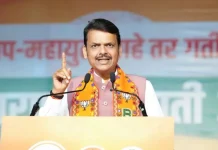 फडणवीस सरकार के मराठी भाषा को अनिवार्य करने के फैसले पर उठे सवाल, ड्राइवरों की रोजी-रोटी पर संकट फडणवीस सरकार के मराठी भाषा को अनिवार्य करने के फैसले पर बवाल। | Photo Source: X/@DevendraFadnavis