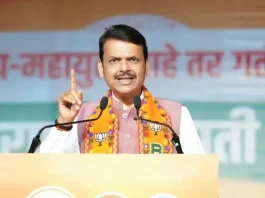 फडणवीस सरकार के मराठी भाषा को अनिवार्य करने के फैसले पर उठे सवाल, ड्राइवरों की रोजी-रोटी पर संकट फडणवीस सरकार के मराठी भाषा को अनिवार्य करने के फैसले पर बवाल। | Photo Source: X/@DevendraFadnavis