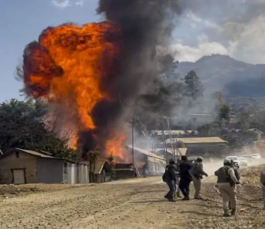 मणिपुर में फिर भड़की हिंसा, रॉकेट हमले के बाद 5 जिलों में इंटरनेट बंद मणिपुर में फिर भड़की हिंसा। Image Source : PTI