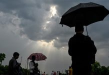 दिल्ली में मौसम का U-turn: तड़के हुई बारिश ने गिराया पारा, 44°C की तपिश से थोड़ी राहत दिल्ली-NCR में 'अप्रैल कूल': धूल भरी आंधी के साथ बरसे बदरा, 30 अप्रैल तक बारिश का पूर्वानुमान… File Photo : IndiaToday