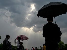 दिल्ली में मौसम का U-turn: तड़के हुई बारिश ने गिराया पारा, 44°C की तपिश से थोड़ी राहत दिल्ली-NCR में 'अप्रैल कूल': धूल भरी आंधी के साथ बरसे बदरा, 30 अप्रैल तक बारिश का पूर्वानुमान… File Photo : IndiaToday