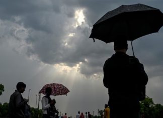 दिल्ली में मौसम का U-turn: तड़के हुई बारिश ने गिराया पारा, 44°C की तपिश से थोड़ी राहत दिल्ली-NCR में 'अप्रैल कूल': धूल भरी आंधी के साथ बरसे बदरा, 30 अप्रैल तक बारिश का पूर्वानुमान… File Photo : IndiaToday