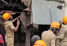 बारिश बनी काल! विजयपुरा में सोते परिवार पर गिरी छत, 4 लोगों की दर्दनाक मौत विजयपुरा में सोते परिवार पर गिरी छत... | Image Source: (स्क्रीनग्रैब: PTI)