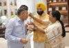 CM रेखा गुप्ता ने रसगुल्ले व झालमुड़ी खाकर मनाया जश्न मुख्यमंत्री रेखा गुप्ता ने भाजपा की ‘प्रचंड जीत की बधाई देते हुए कहा, “आदरणीय प्रधानमंत्री श्री नरेन्द्र मोदी जी के नेतृत्व में देश का हर राज्य भगवामय हो रहा…” Pic Credit : Facebook/Parvesh Sahib Singh