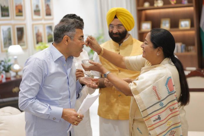 मुख्यमंत्री रेखा गुप्ता ने भाजपा की ‘प्रचंड जीत की बधाई देते हुए कहा, “आदरणीय प्रधानमंत्री श्री नरेन्द्र मोदी जी के नेतृत्व में देश का हर राज्य भगवामय हो रहा…” Pic Credit : Facebook/Parvesh Sahib Singh