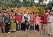 Manipur से बड़ी खबर: सुरक्षित लौटे Naga-Kuki समुदाय के 31 बंधक सफल रही बैकचैनल डिप्लोमेसी : हाथ बंधे थे, आंखों पर पट्टी थी...' मणिपुर में उग्रवादियों की कैद से छूटी महिला ने बयां किया दर्द...Pic Credit : indiatodayne