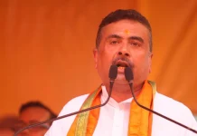 RG कर केस में शुभेंदु सरकार का बड़ा एक्शन, पूर्व पुलिस कमिश्नर समेत 3 IPS अधिकारी सस्पेंड शुभेंदु अधिकारी ने जांच के दौरान बरामद किया गया फोन भी दिखाया. (File Photo: ITG)