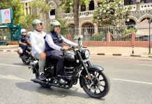 पेट्रोल बचाने के लिए बाइक पर निकले सीएम फडणवीस, मंत्रियों को भी खर्च घटाने का संदेश पेट्रोल बचाने के लिए बाइक पर निकले सीएम फडणवीस। | Image Source: NDTV.in