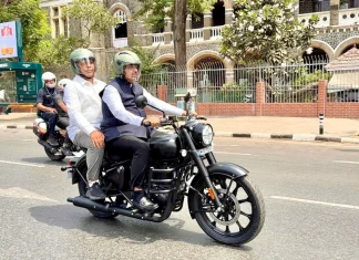 पेट्रोल बचाने के लिए बाइक पर निकले सीएम फडणवीस, मंत्रियों को भी खर्च घटाने का संदेश पेट्रोल बचाने के लिए बाइक पर निकले सीएम फडणवीस। | Image Source: NDTV.in