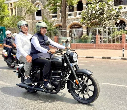 पेट्रोल बचाने के लिए बाइक पर निकले सीएम फडणवीस, मंत्रियों को भी खर्च घटाने का संदेश पेट्रोल बचाने के लिए बाइक पर निकले सीएम फडणवीस। | Image Source: NDTV.in