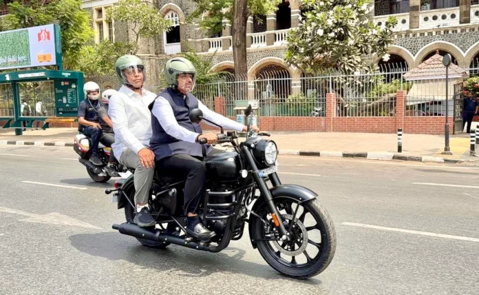 पेट्रोल बचाने के लिए बाइक पर निकले सीएम फडणवीस। | Image Source: NDTV.in