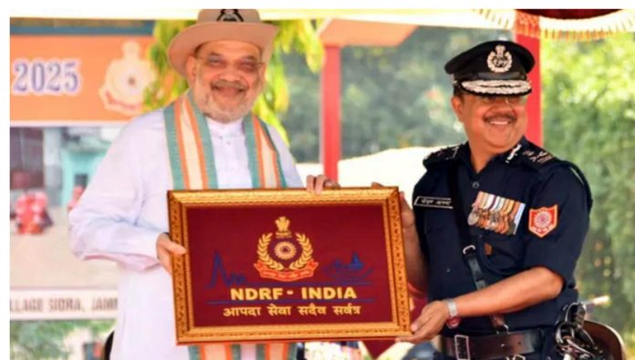 'प्रेसिडेंट कलर'अवार्ड सेरेमनी: गाजियाबाद में 8वीं वाहिनी NDRF को उत्कृष्ट सेवा के लिए मिला राष्ट्रपति का विशेष सम्मान, गृहमंत्री अमित शाह ने बढ़ाया जवानों का उत्साह…Pic Credit : DD News 'प्रेसिडेंट कलर'अवार्ड सेरेमनी: गाजियाबाद में 8वीं वाहिनी NDRF को उत्कृष्ट सेवा के लिए मिला राष्ट्रपति का विशेष सम्मान, गृहमंत्री अमित शाह ने बढ़ाया जवानों का उत्साह…Pic Credit : DD News