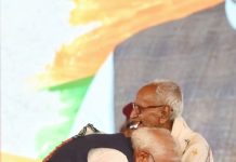 शपथ मंच पर भावुक लम्हा: Shyama Prasad के साथी का Modi ने किया वंदन नया बंगाल, पुरानी जड़ें: शपथ ग्रहण में दिखा राष्ट्रवाद का भावुक चेहरा…Pic Credit : narendramodi /Facebook
