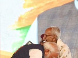 शपथ मंच पर भावुक लम्हा: Shyama Prasad के साथी का Modi ने किया वंदन नया बंगाल, पुरानी जड़ें: शपथ ग्रहण में दिखा राष्ट्रवाद का भावुक चेहरा…Pic Credit : narendramodi /Facebook