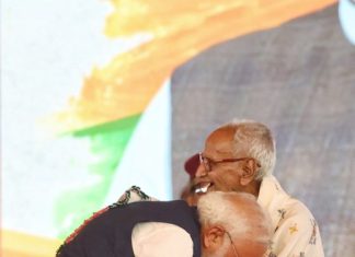 शपथ मंच पर भावुक लम्हा: Shyama Prasad के साथी का Modi ने किया वंदन नया बंगाल, पुरानी जड़ें: शपथ ग्रहण में दिखा राष्ट्रवाद का भावुक चेहरा…Pic Credit : narendramodi /Facebook