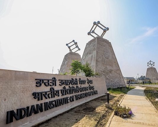 आईआईटी रोपड़ के फैकल्टी पर उत्पीड़न का आरोप, पीएचडी शोधार्थी को सोशल मीडिया का समर्थन