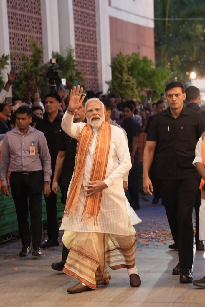 सांस्कृतिक राष्ट्रवाद का शंखनाद: बंगाली कुर्ते में पीएम मोदी ने दिया भविष्य की राजनीति का संकेत…