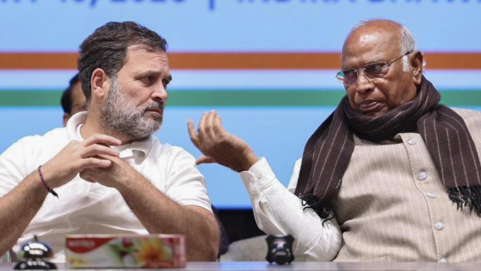 सत्ता संघर्ष और नेतृत्व की दुविधा : वर्तमान सियासी परिदृश्य में यह विलंब न केवल शासन को प्रभावित कर रहा है, बल्कि नए गठबंधन की निर्णय क्षमता पर भी सवालिया निशान लगा रहा है…| Image: PTI/File