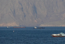 Hormuz के पास समुद्र में हादसा- नौका में लगी आग, एक भारतीय नाविक की मौत Hormuz के पास समुद्र में हादसा... | Image Source: Deccan Herald\ Reuters
