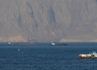 Hormuz के पास समुद्र में हादसा- नौका में लगी आग, एक भारतीय नाविक की मौत Hormuz के पास समुद्र में हादसा... | Image Source: Deccan Herald\ Reuters