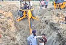 होशियारपुर के बोरवेल में गिरे चार वर्षीय बच्चे को करीब 9 घंटे बाद सुरक्षित निकाला गया 9 घंटे के बाद बोरवेल से बाहर आया गुरूकरण सिंह | photo source : news 18
