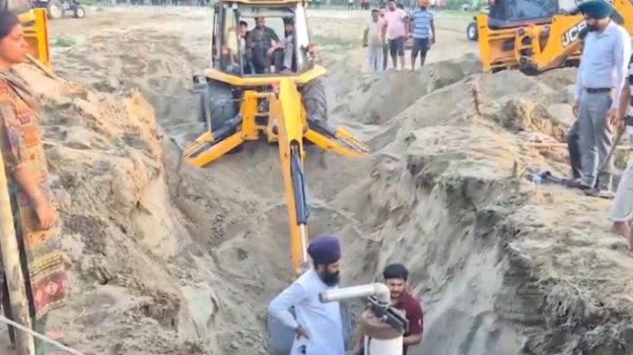 9 घंटे के बाद बोरवेल से बाहर आया गुरूकरण सिंह | photo source : news 18
