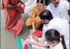 प्रतीक यादव की अस्थियां हरिद्वार में विसर्जित, बेटी ने ‘आई लव यू पापा’ का कार्ड गंगा में सिराया प्रतीक यादव की अस्थियां गंगा में प्रवाहित | photo source: दैनिक भास्कर