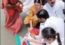 प्रतीक यादव की अस्थियां हरिद्वार में विसर्जित, बेटी ने ‘आई लव यू पापा’ का कार्ड गंगा में सिराया प्रतीक यादव की अस्थियां गंगा में प्रवाहित | photo source: दैनिक भास्कर