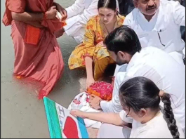 प्रतीक यादव की अस्थियां हरिद्वार में विसर्जित, बेटी ने ‘आई लव यू पापा’ का कार्ड गंगा में सिराया प्रतीक यादव की अस्थियां गंगा में प्रवाहित | photo source: दैनिक भास्कर
