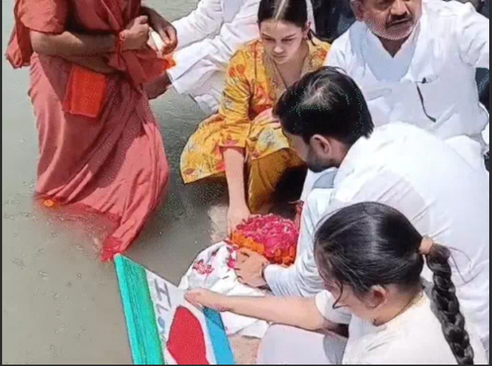 प्रतीक यादव की अस्थियां गंगा में प्रवाहित | photo source: दैनिक भास्कर