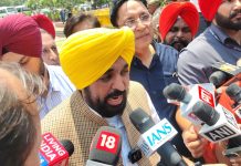 AAP से गए सांसदों पर घमासान, भगवंत मान बोले- सदस्यता रद्द हो आम आदमी पार्टी छोड़कर भाजपा में शामिल हुए राज्यसभा सांसदों की सदस्यता रद्द होनी चाहिए... - Bhagwant Mann | Photo Credit: Naveen Bansal